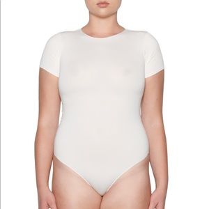 SKIMS essential Tshirt bodysuit